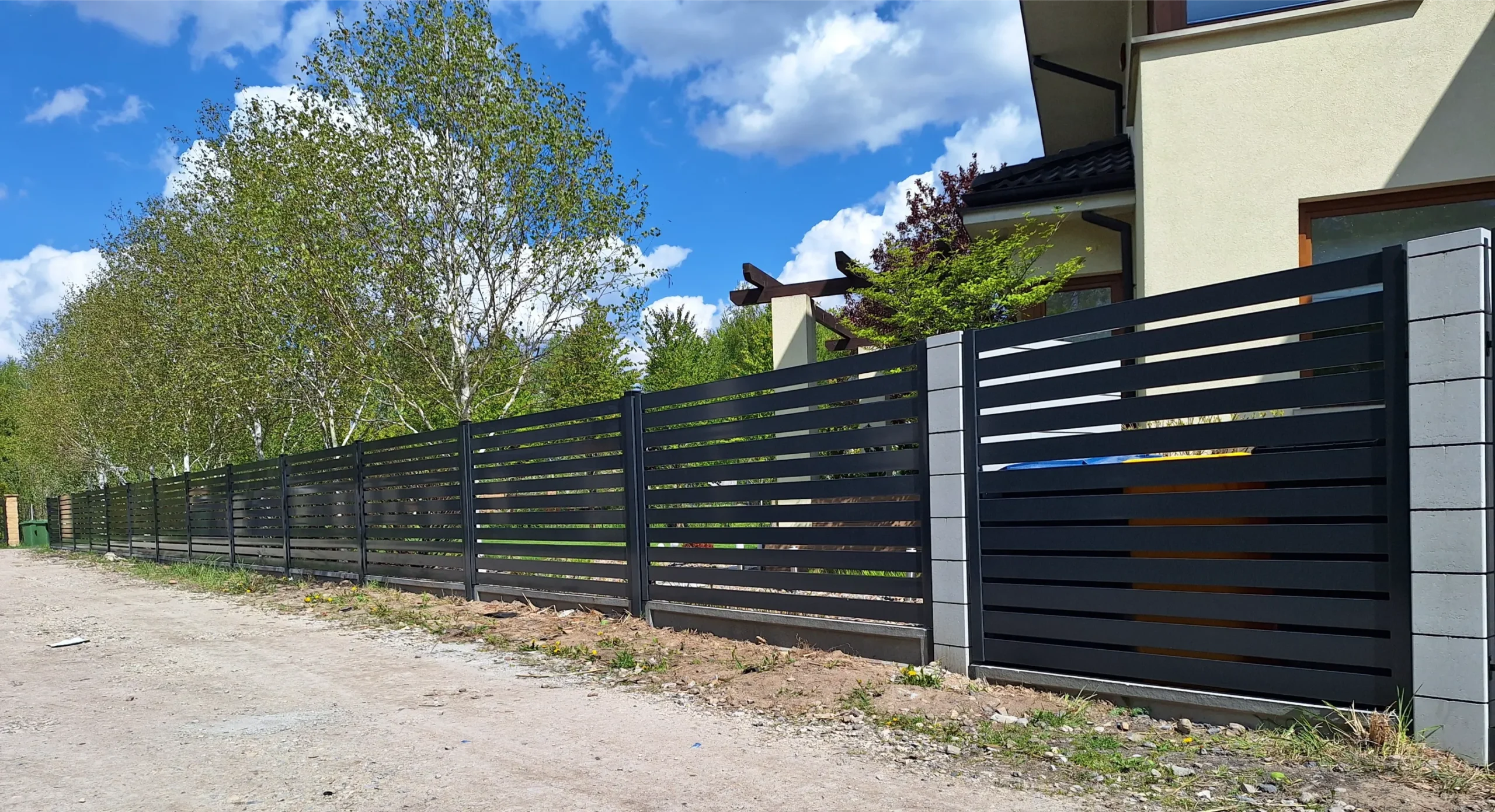 zdjęcie ogrodzenie palisadowe