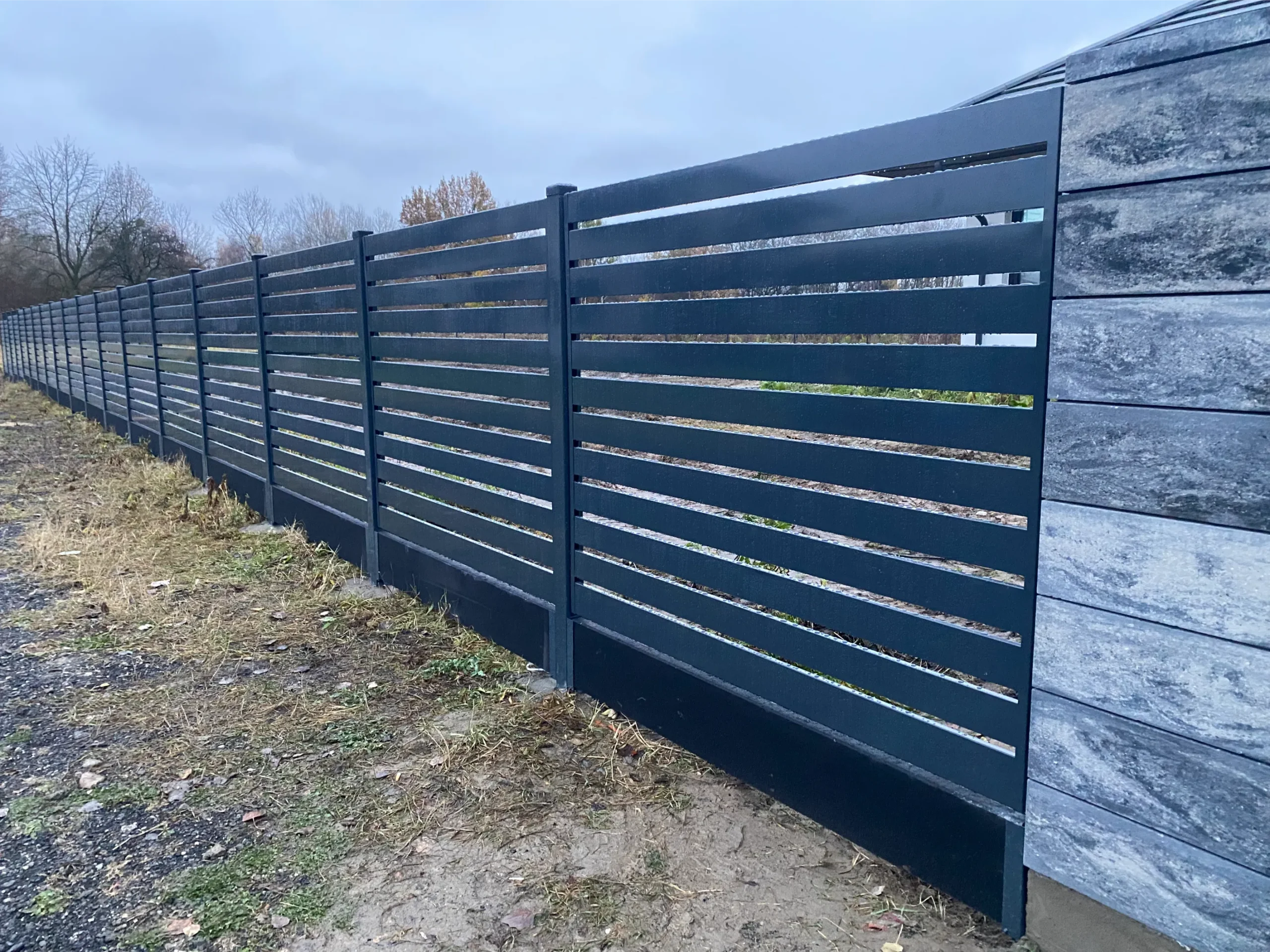 zdjęcie ogrodzenie palisadowe